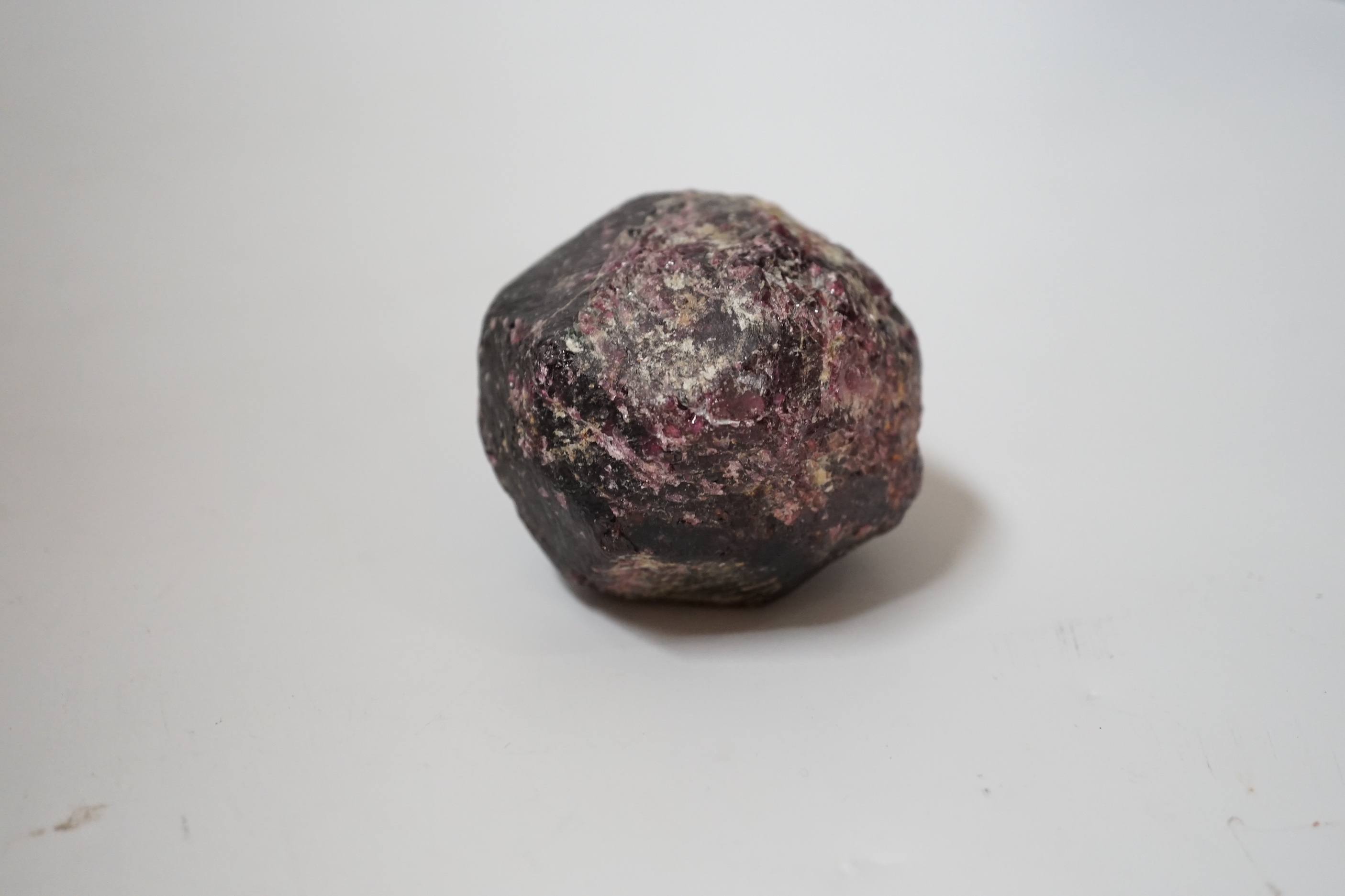 An unpolished and uncut garnet boulder, approx. 6cm.